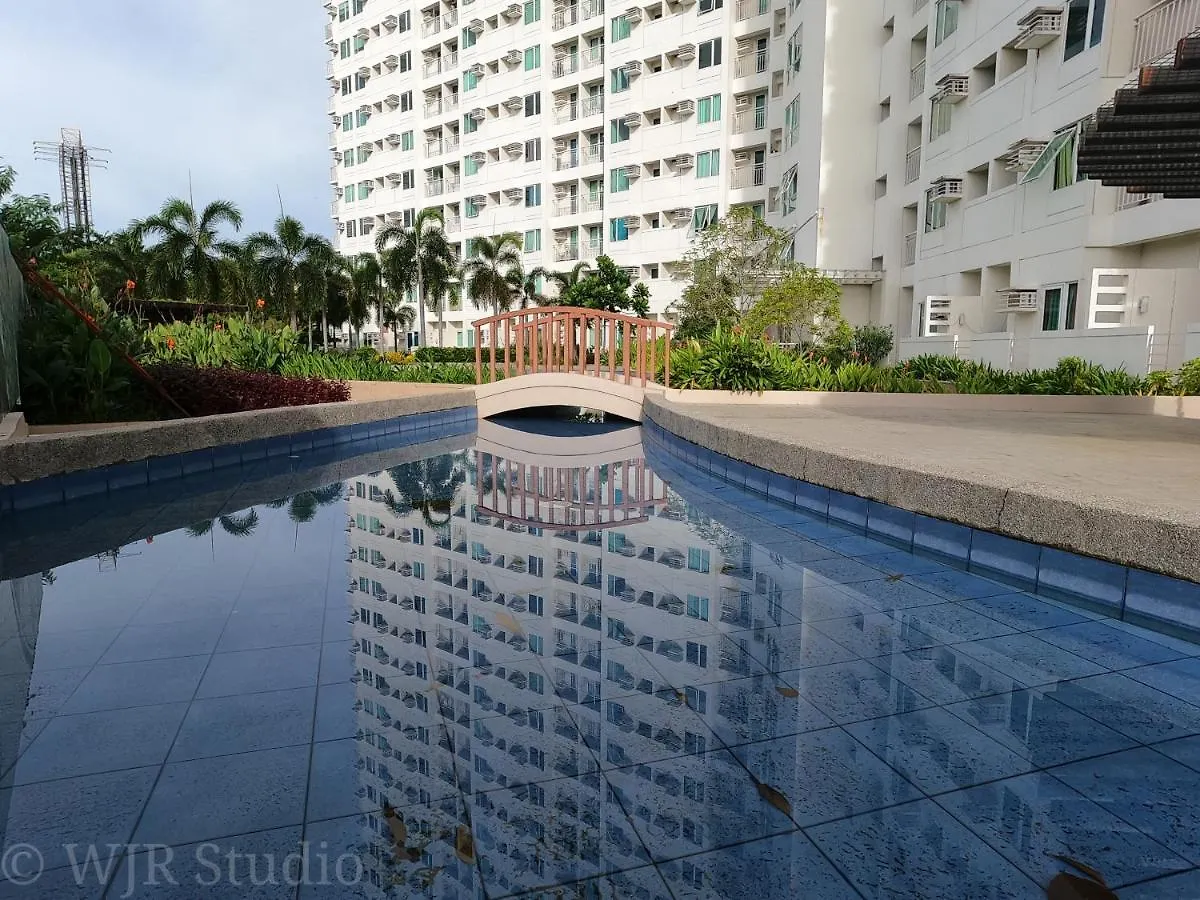 King Bed Deluxe- Cozy & Stylish Place In The Metro Paranaque City