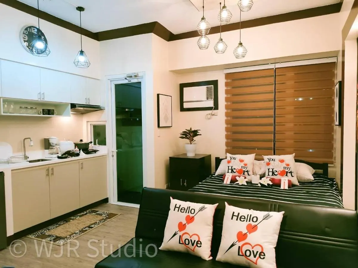 King Bed Deluxe- Cozy & Stylish Place In The Metro Paranaque City